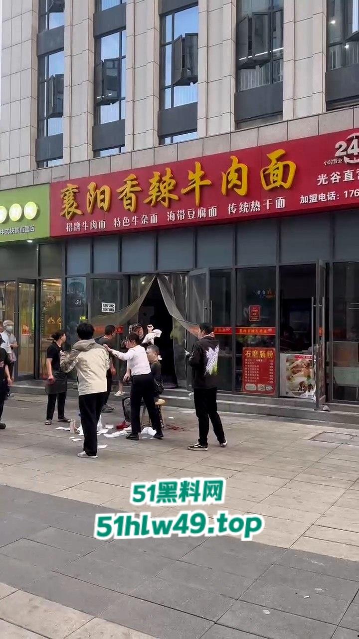 吃碗面都要断头，武汉光谷襄阳面馆一男子突然发疯砍人，多个路人中招现场惨叫一片。-2