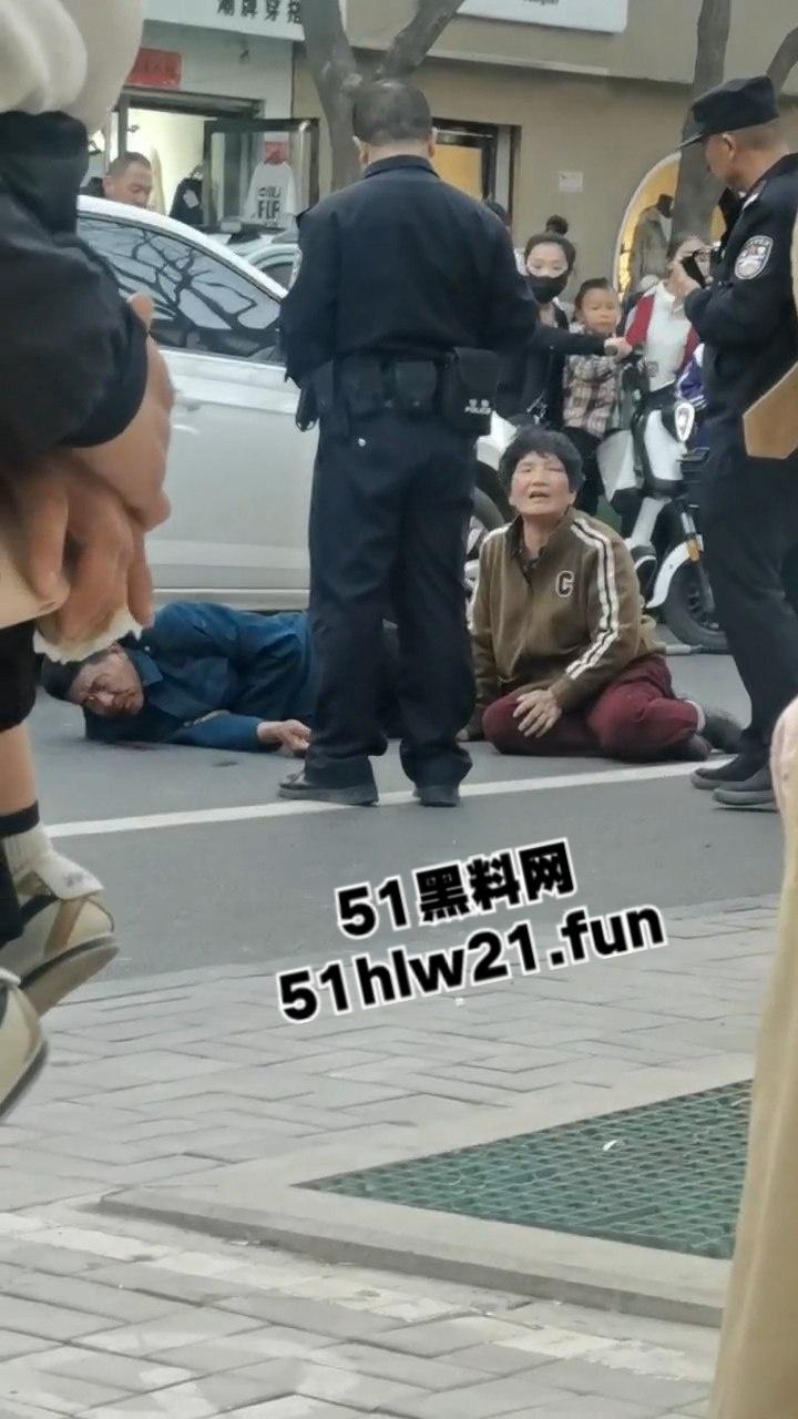 当兵16年后回家先放倒爹妈，河北鸡泽男子为跟小三淫混暴打自己亲生父母，警察面前还放不下拳头。-7