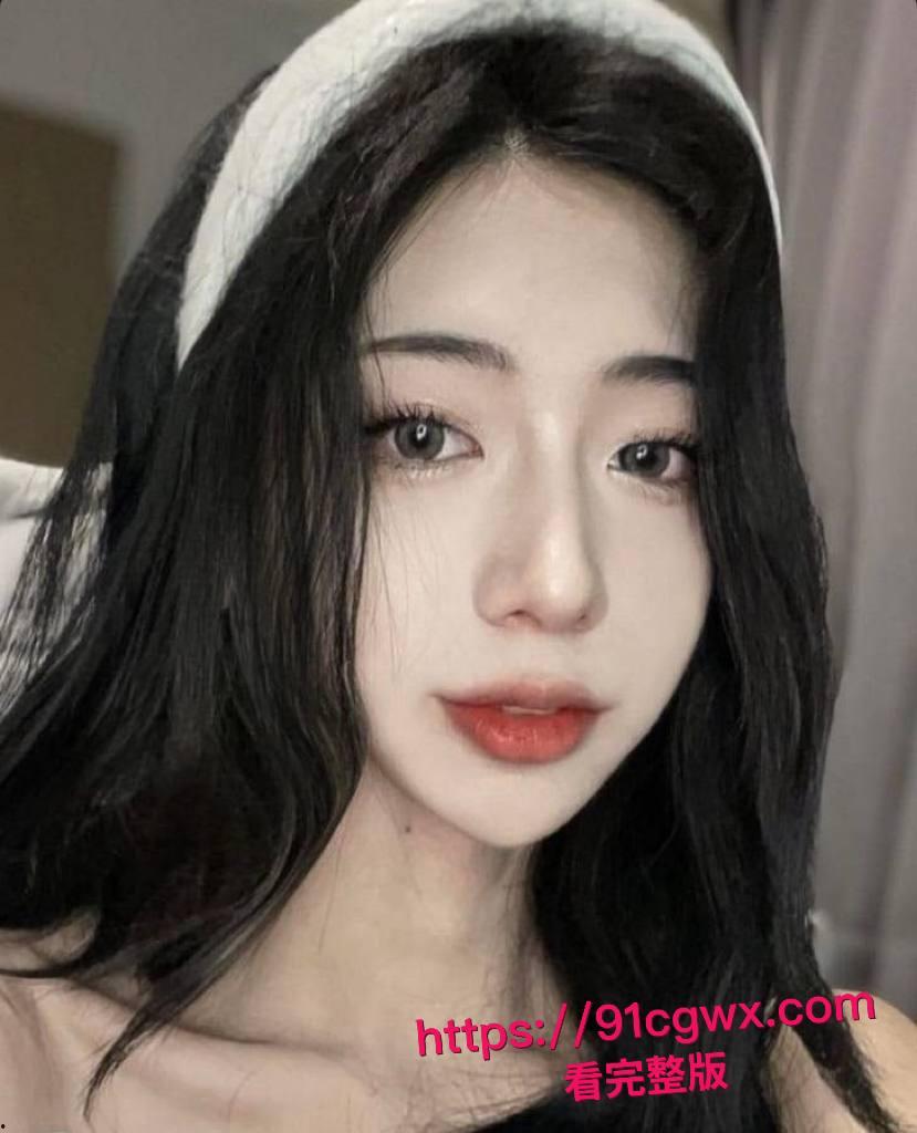 高颜值美女彻底堕落成尿壶母狗：跪地塑料瓶接男友热尿大口吞咽，舔鸡巴残汁还浪叫求尿灌骚逼！-4