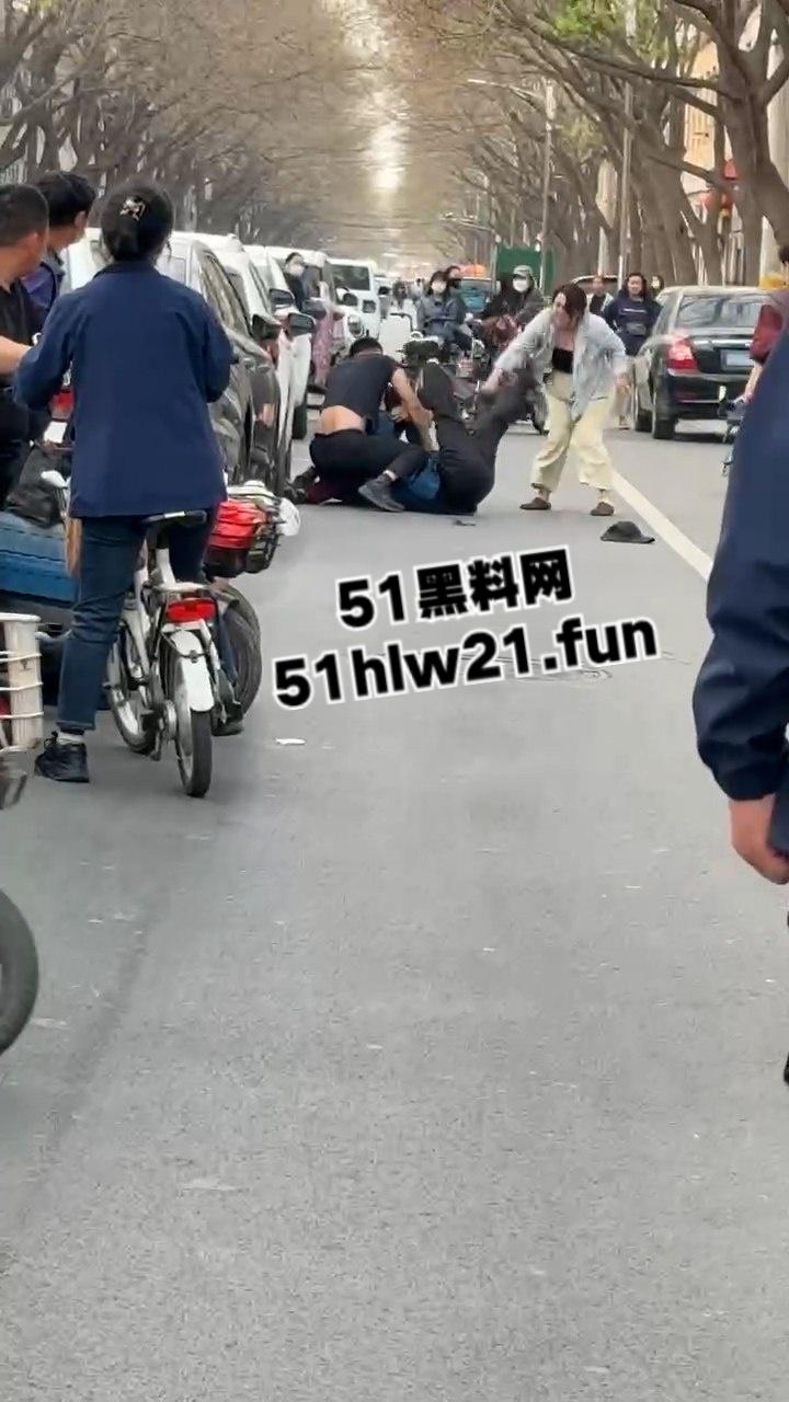 当兵16年后回家先放倒爹妈，河北鸡泽男子为跟小三淫混暴打自己亲生父母，警察面前还放不下拳头。-9