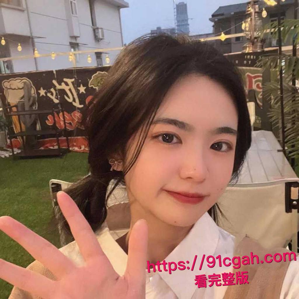 青岛科技大学校花张思研被金主包养玩腻后曝光  深情舔舐金主肉棒  骚穴被各种玩弄调教 淫水狂流不止-1