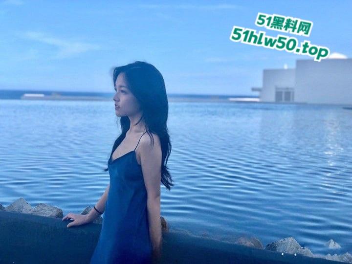 微博梨甜姨，加拿大清纯甜妹留学生【李天宜】跟男友性爱视频流出，跪在地上舔着大勾八被无套内射！-1