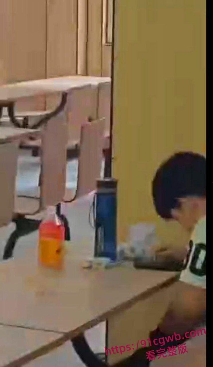 现在学生真是饥渴 直接食堂撸管 握紧猛撸喷汁 旁边饭友目瞪口呆 更有老六手机偷拍全程-1