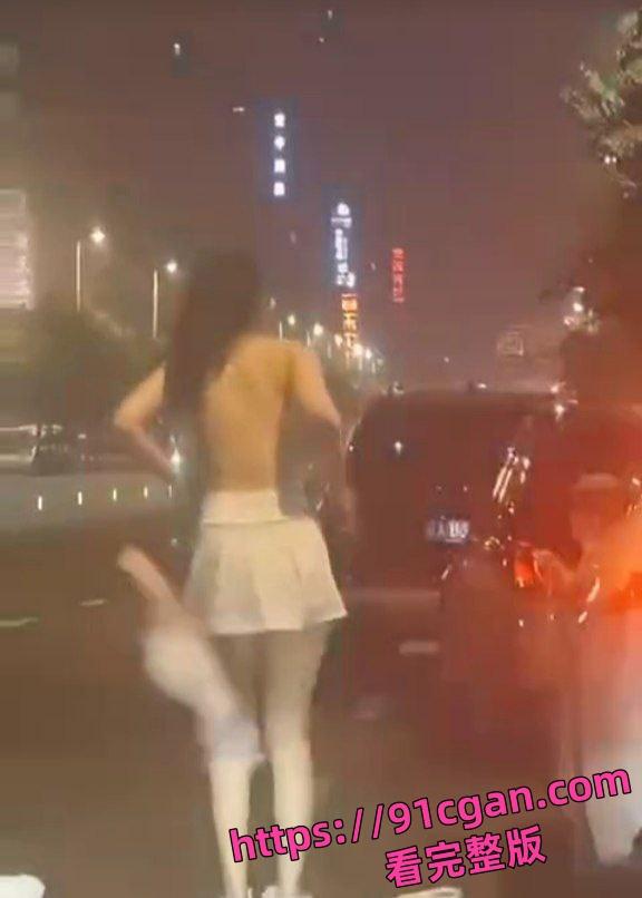 小情侣吵架妹子情绪激动，当街就开始脱衣服，情绪特别不稳定，拦都拦不住-1