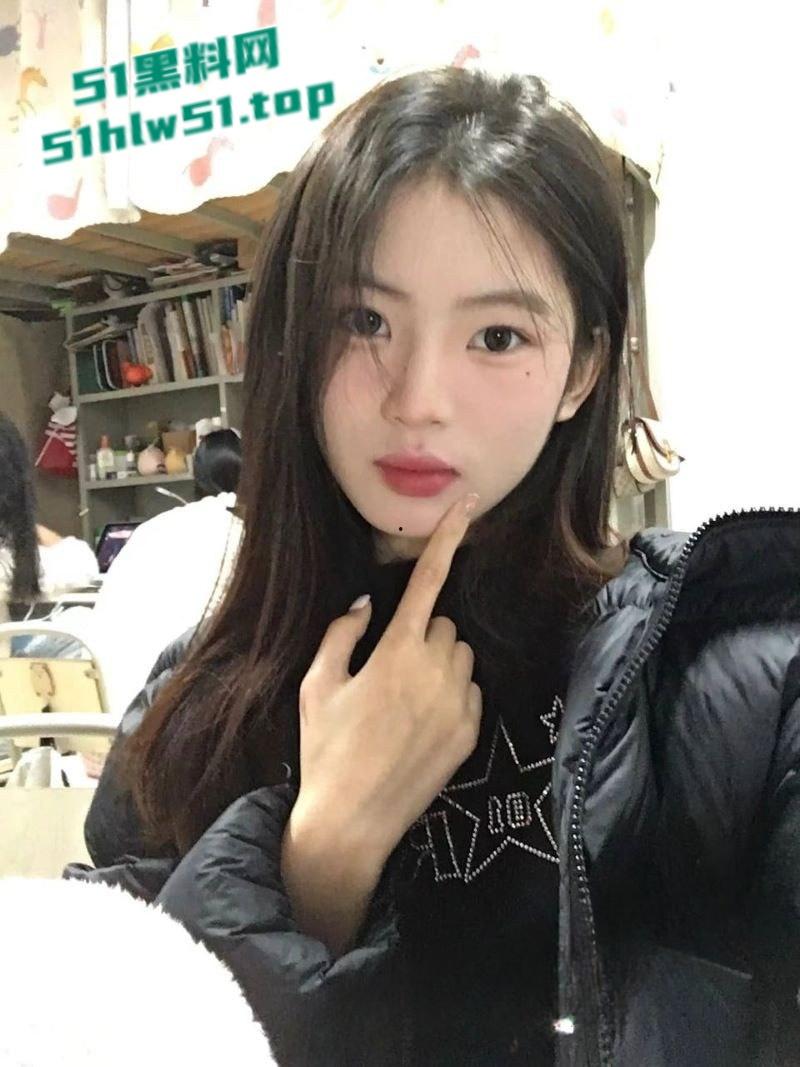 湖南清纯学生妹惨遭精神黄毛做爱，私密拍摄视频曝光，身材娇小曲线撩人，白虎嫩穴被黄毛无套爆操淫叫连连！-1