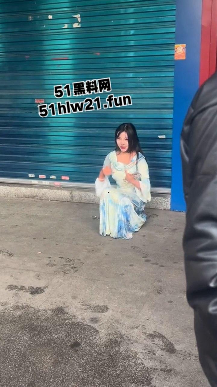 长沙解放西成网红擦边女云集地，蓝裙美女当街撩客E杯大奶随便摸，真实太开放了。-4