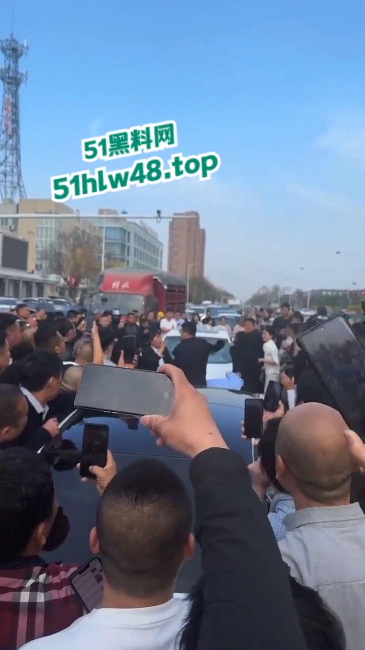 河北邢台最蠢原配，带姐妹家人砸车抓小三被吓的车里不敢出来，结果被玻璃划伤原配遭刑拘。-6