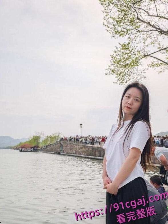 浙江嘉兴何晓韵，老妈在厨房自己跟老公在房间口交。表面上看起来是一位清纯人妻-2