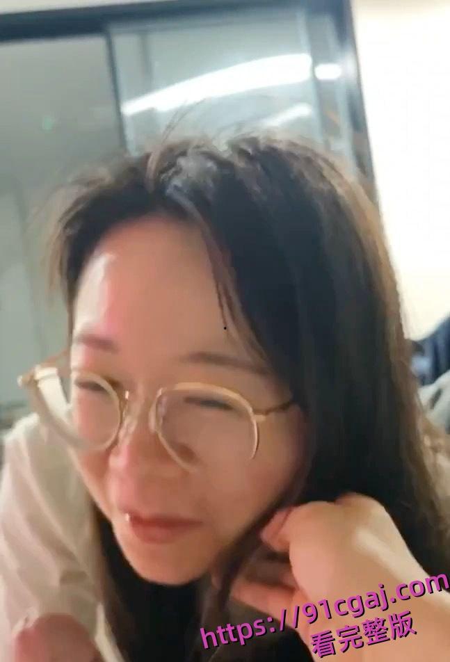 浙江嘉兴何晓韵，老妈在厨房自己跟老公在房间口交。表面上看起来是一位清纯人妻-5