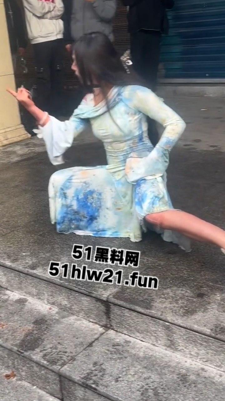 长沙解放西成网红擦边女云集地，蓝裙美女当街撩客E杯大奶随便摸，真实太开放了。-7