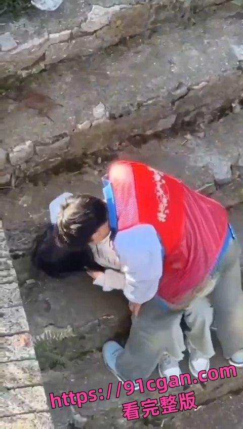 意大利罗马光天化日之下 妹子在圆柱广场中心的喷泉里裸泳！！！-4