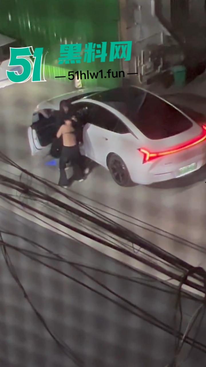 重庆原配大战小三，这小三不好当被原配堵在家楼下，拽头发各种殴打看来是真生气战斗力暴增。-1