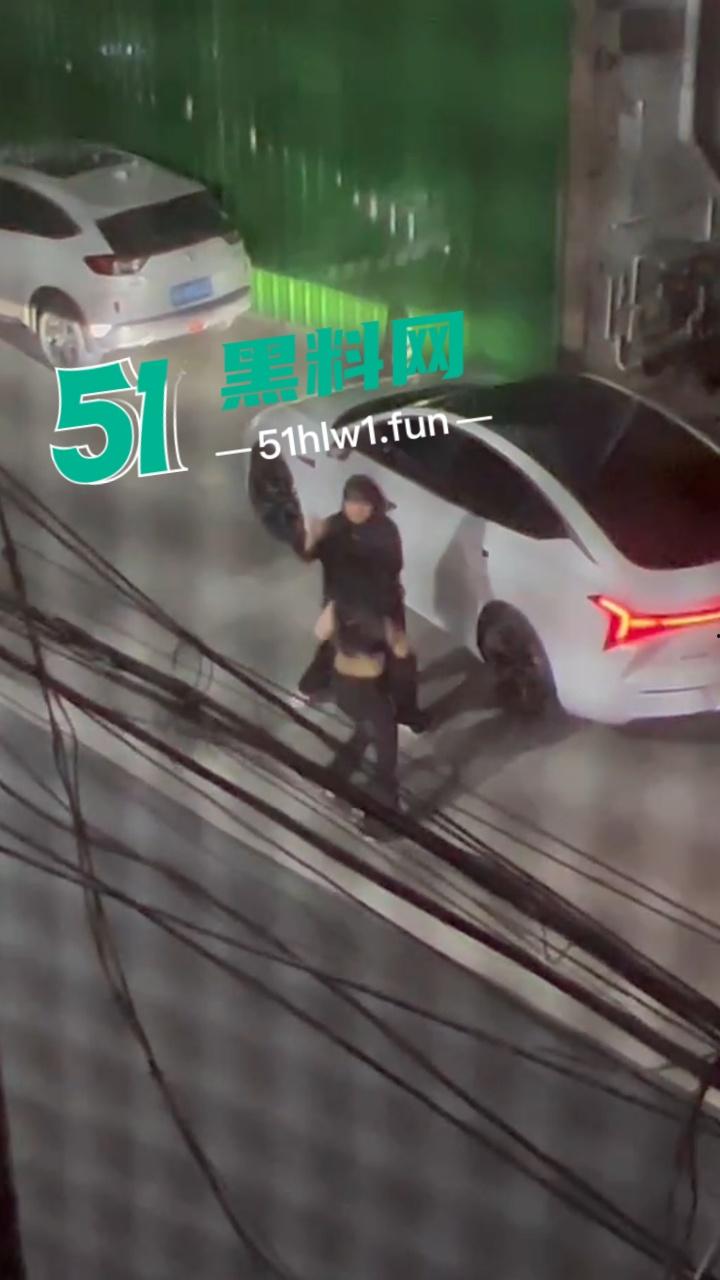 重庆原配大战小三，这小三不好当被原配堵在家楼下，拽头发各种殴打看来是真生气战斗力暴增。-3