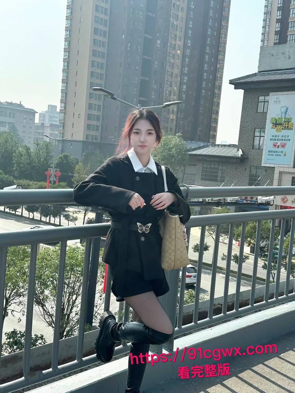 真实约炮！约了个漂亮又风骚的眼镜学生妹，极品炮架身材在床上真是让我爽翻天！-4