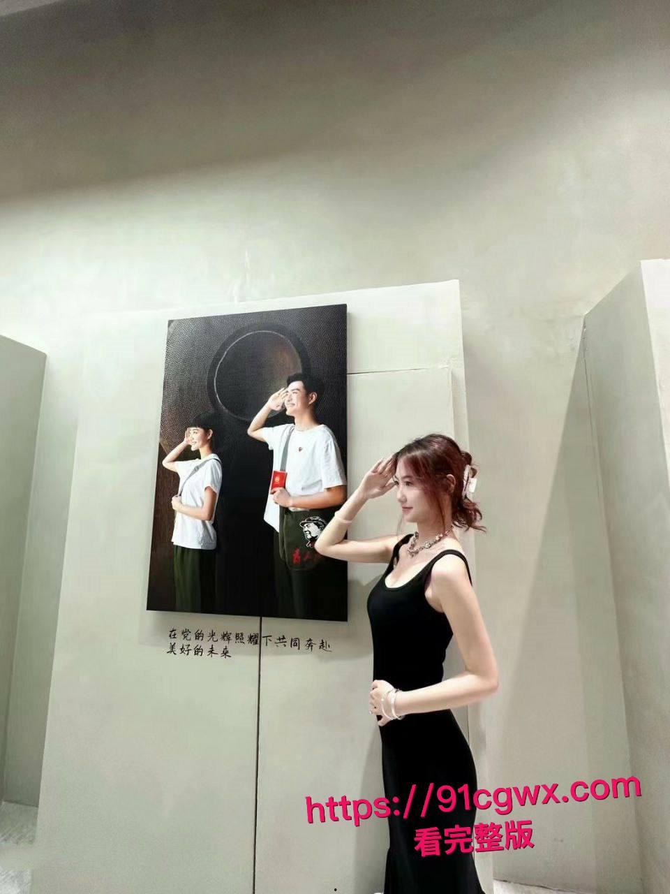 真实约炮！约了个漂亮又风骚的眼镜学生妹，极品炮架身材在床上真是让我爽翻天！-6