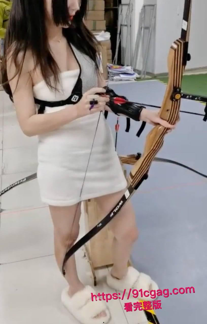 萝莉系母狗变土豪专属性玩具，白天户外露奶射箭，晚上翘臀挨操菊花都不放过！-2