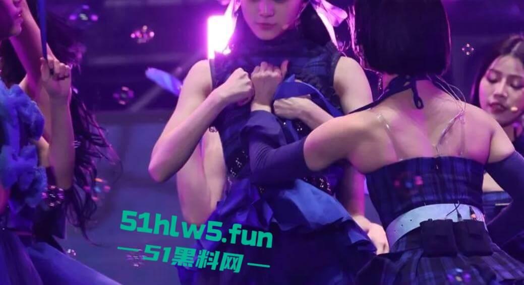 韩国新晋女团幻蓝小熊成员【媛媛】演唱会露奶事件，现场粉丝拍摄完整版视频流出。-9