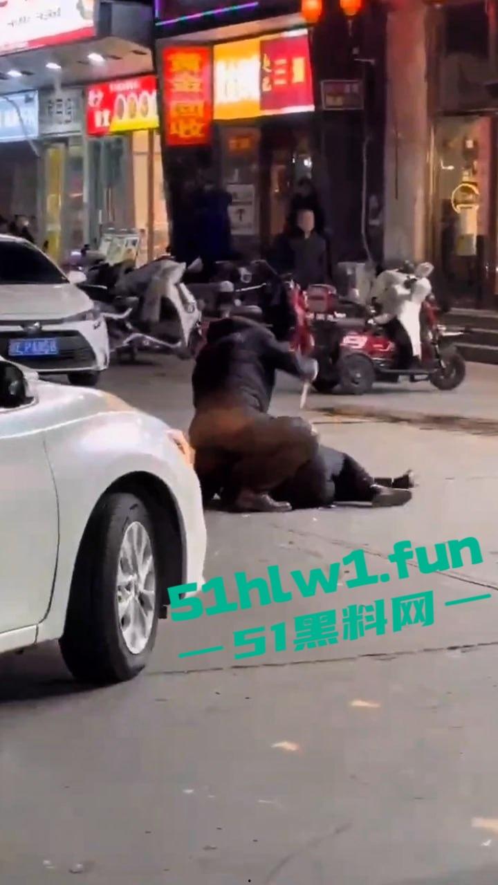 河北三河市街头刀仔，上上城三季小区附近，一男子持刀当街行凶，受害人撕心裂肺惨叫，周围无人敢上前援救。-3