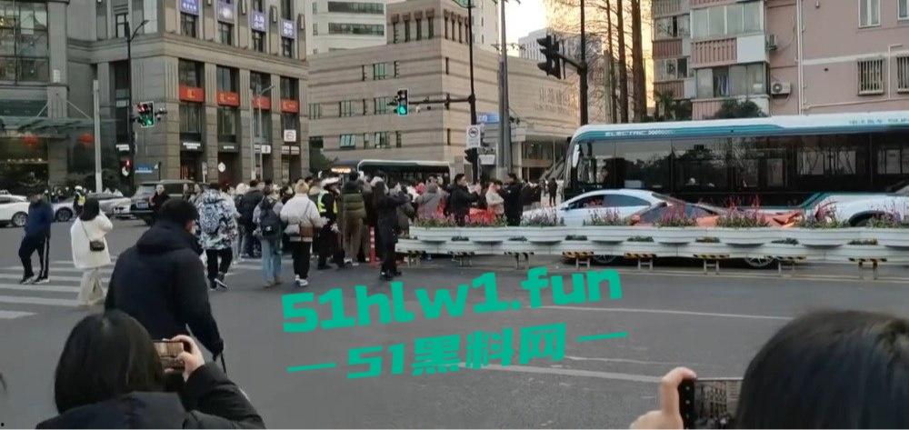 上海富二代武康路撒币现场！跑车当提款机，游客为了抢红包差点把车门拆了！-1