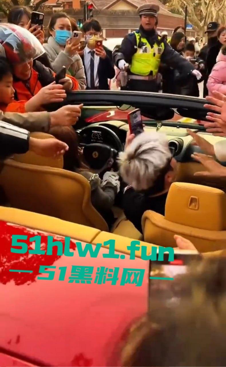 上海富二代武康路撒币现场！跑车当提款机，游客为了抢红包差点把车门拆了！-5