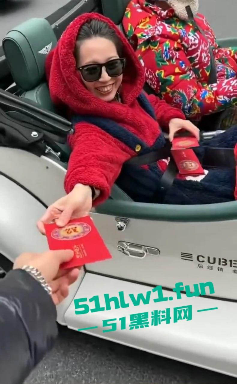 上海富二代武康路撒币现场！跑车当提款机，游客为了抢红包差点把车门拆了！-11