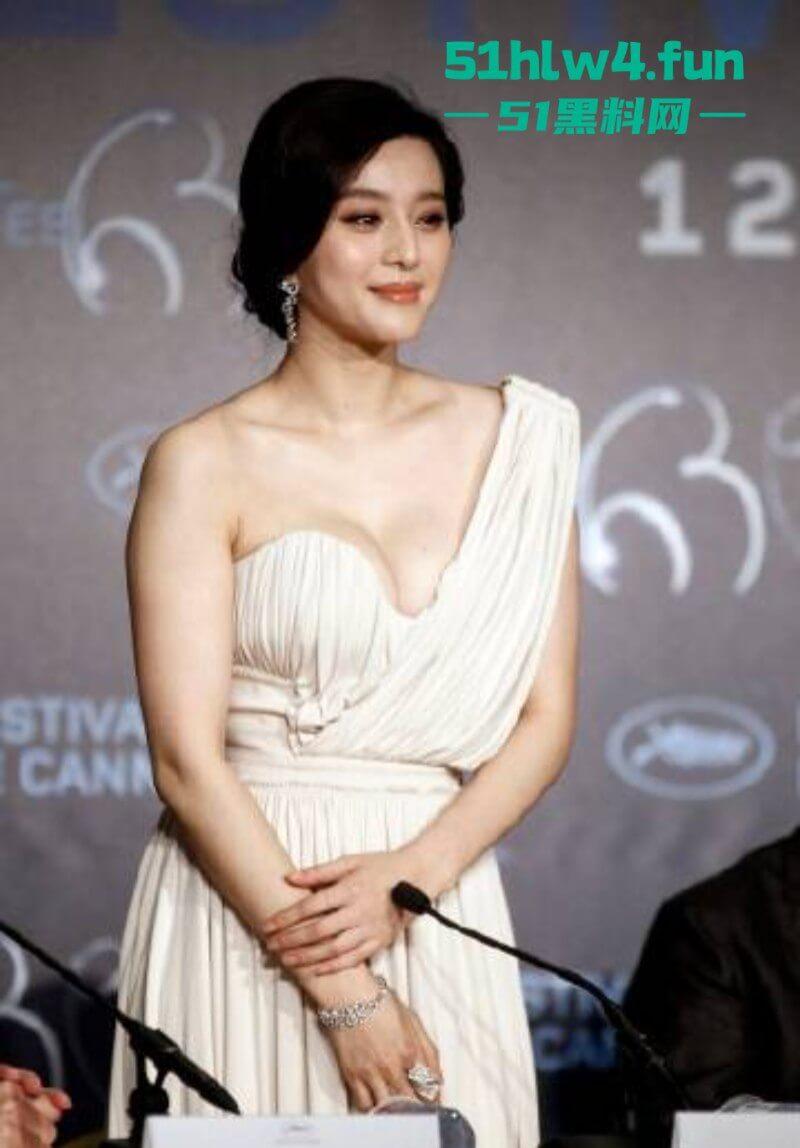 范冰冰复出柏林影展，范冰冰喷血造型超性感流苏设计的若隐若现失手露乳贴，看来巨星没落也只能靠肉体吸睛。-10