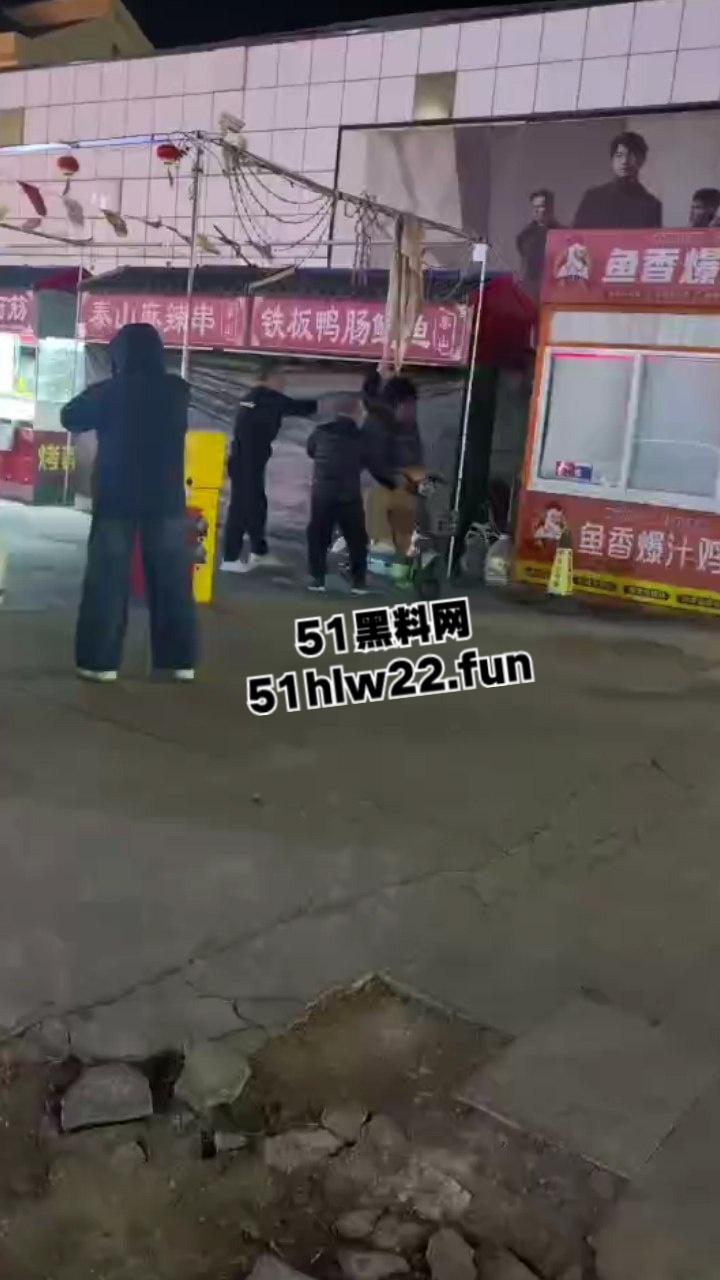 山东戏精大妈当街撒泼耍浑一哭二闹三上吊，表演太久看大家不上套此场闹剧尴尬收场。-1