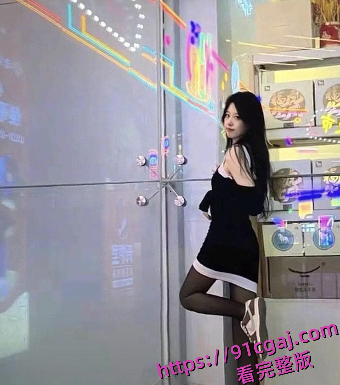 百度云泄密!白领丽人【姜瑜】与酒吧认识的帅哥开房自拍性爱视频流出!!-3