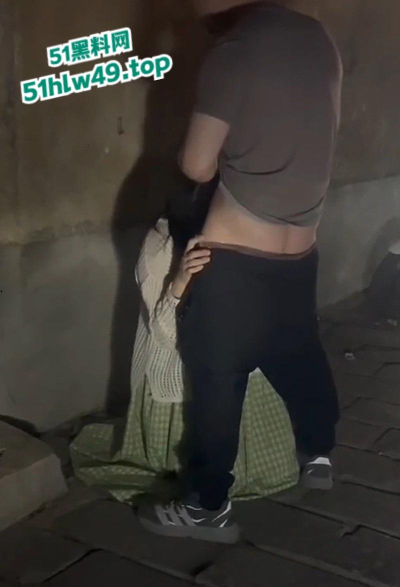 青州古城小巷上演活春宫，女的穿古风绿裙气质迷人蹲在猥琐男胯下，熟练伺候鸡巴旁若无人。-9