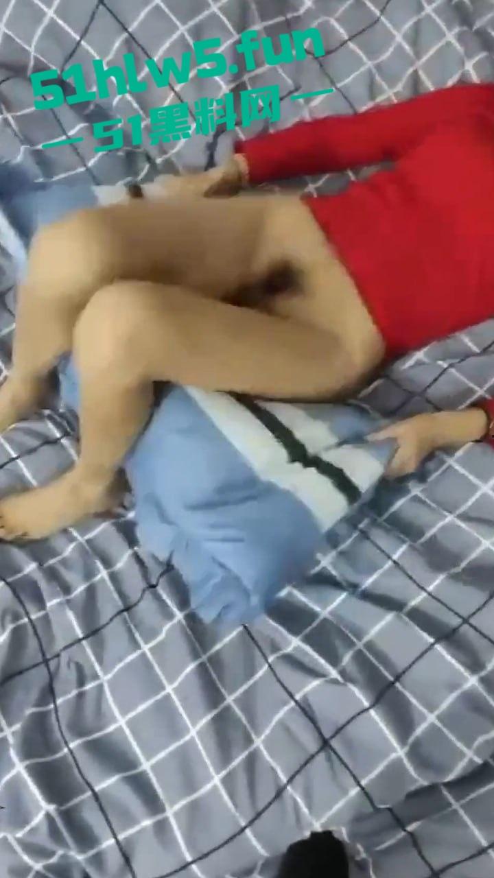 乱伦系列之丈母娘，变态女婿乱伦丈母娘趁老婆上班扒光岳母，扛腿抽插激情爆操，操的丈母娘不停浪叫。-2