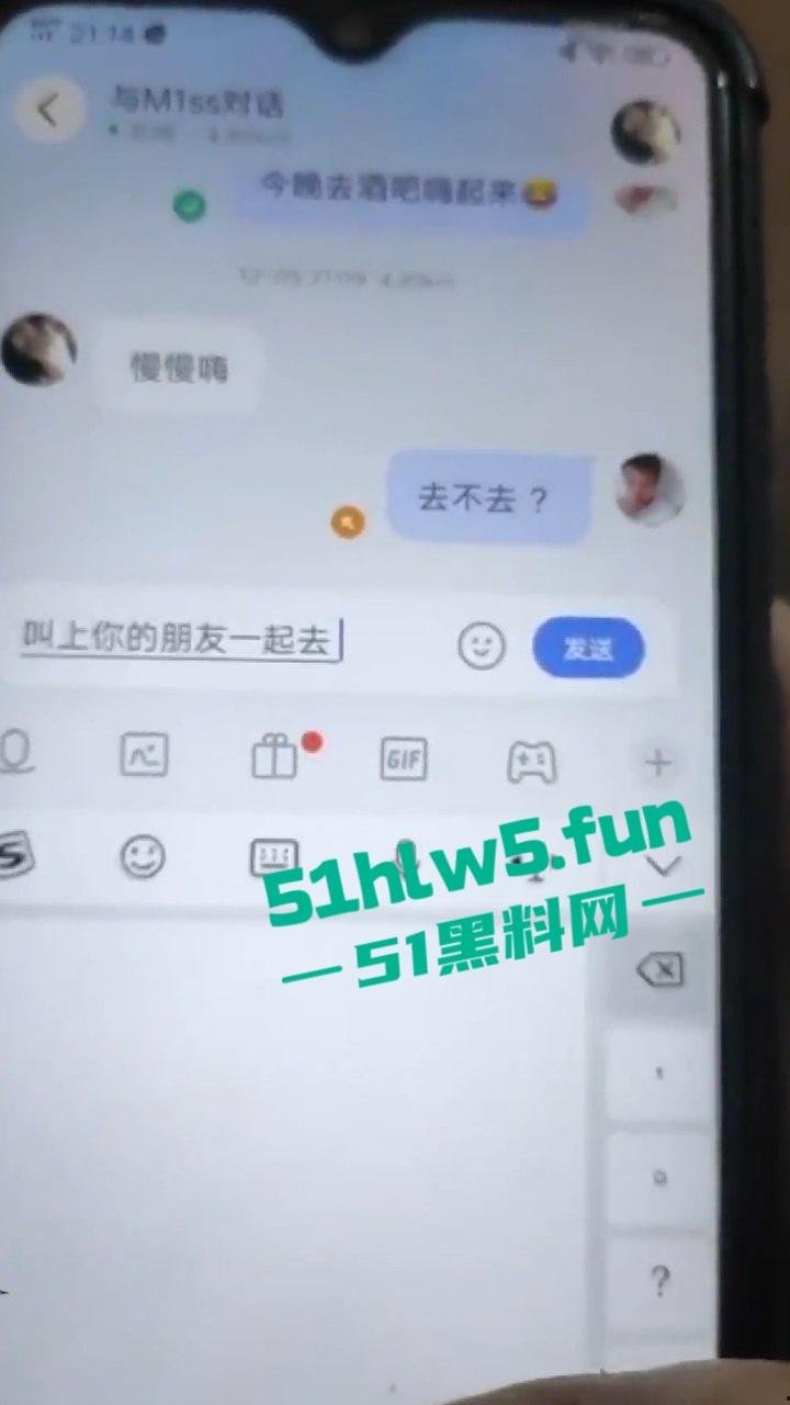 乱伦系列之丈母娘，变态女婿乱伦丈母娘趁老婆上班扒光岳母，扛腿抽插激情爆操，操的丈母娘不停浪叫。-3
