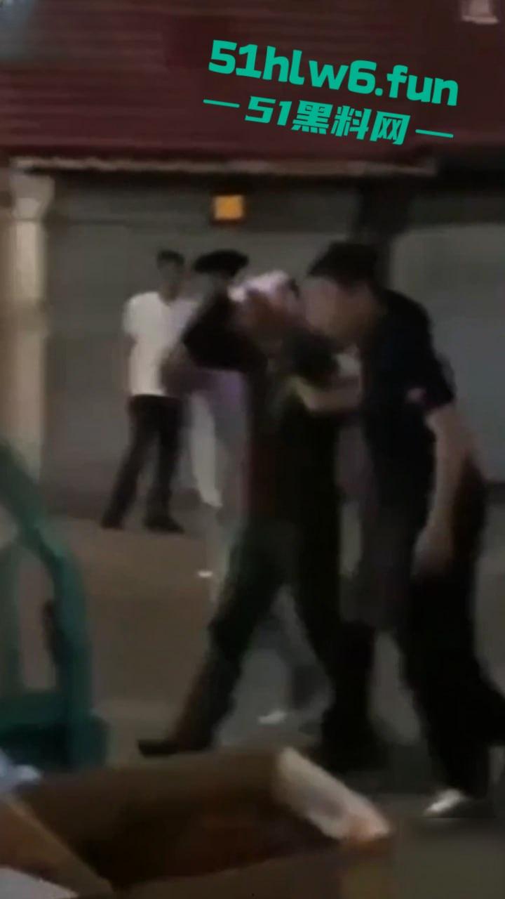 秦皇岛红桥里砍人事件，持刀报复社会在大街上见人就砍，据说有20多人被砍官媒竟急速删贴。-1