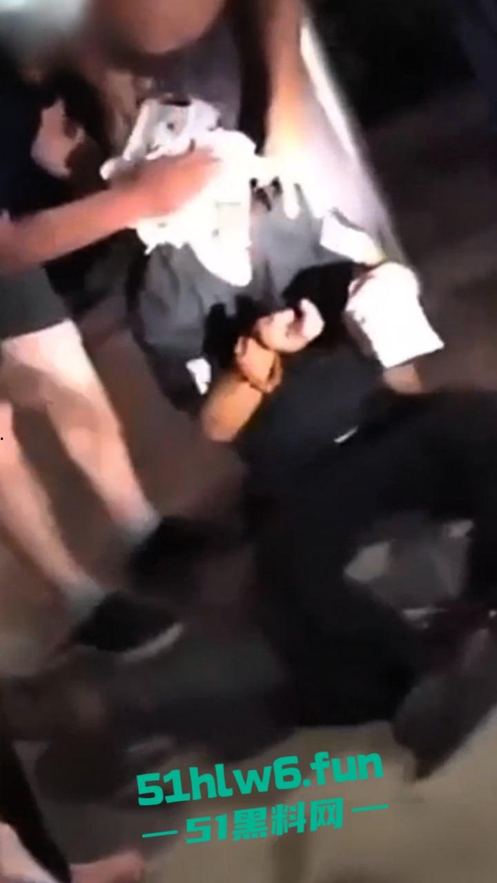 秦皇岛红桥里砍人事件，持刀报复社会在大街上见人就砍，据说有20多人被砍官媒竟急速删贴。-8