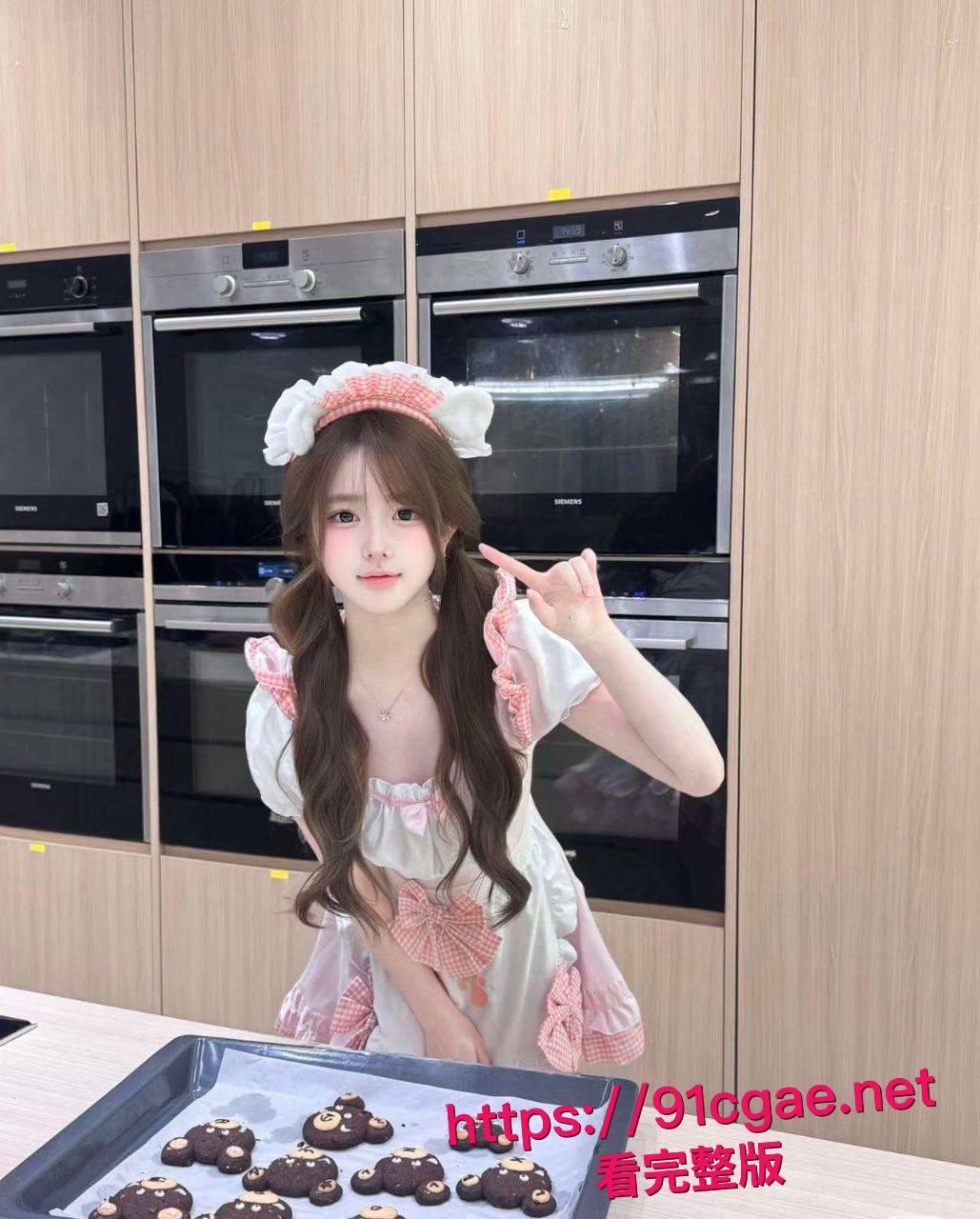 狠心男友实锤曝光！小嫩妹女友卧室大床边看电视边含屌，后入翘臀操到腿软，画面骚得犯规！-5