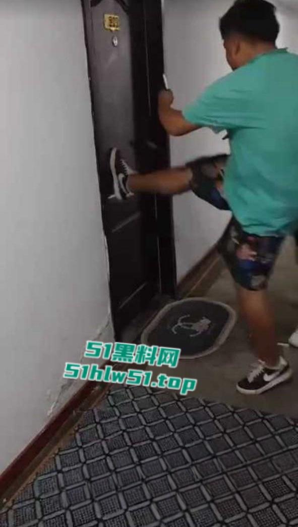 山东沂水泉子湖抓奸现场，偷情男女全裸出镜，00后渣女【苗繁荣】事迹在当地广盛流传成经典！-4