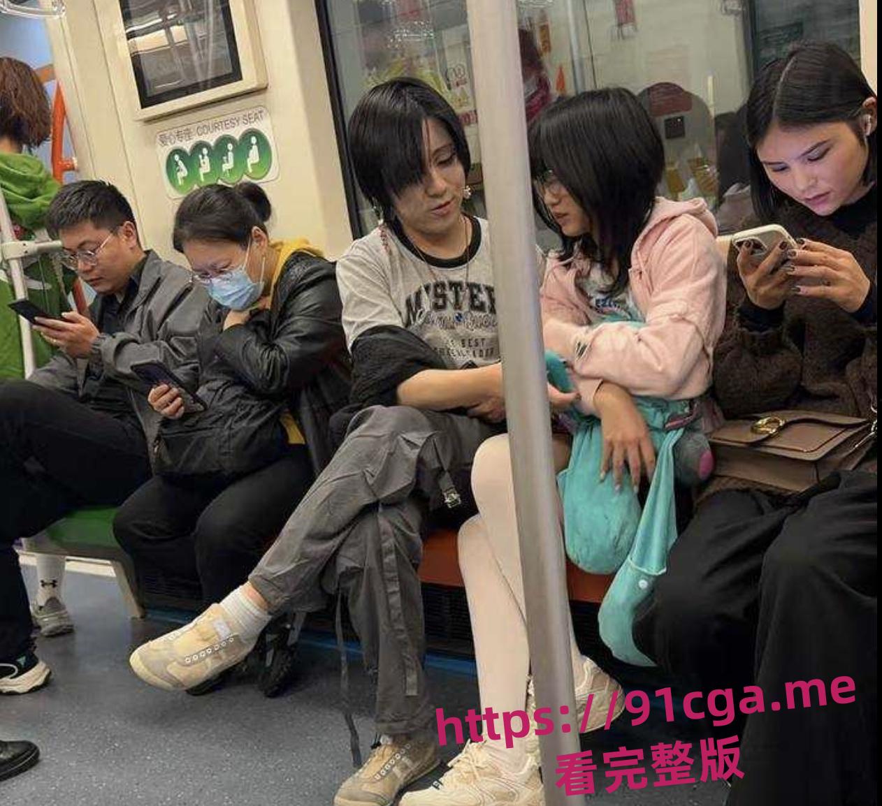 上海地铁7号线一对情侣车厢内 男子伸进女孩裤裆就是一顿掏-1