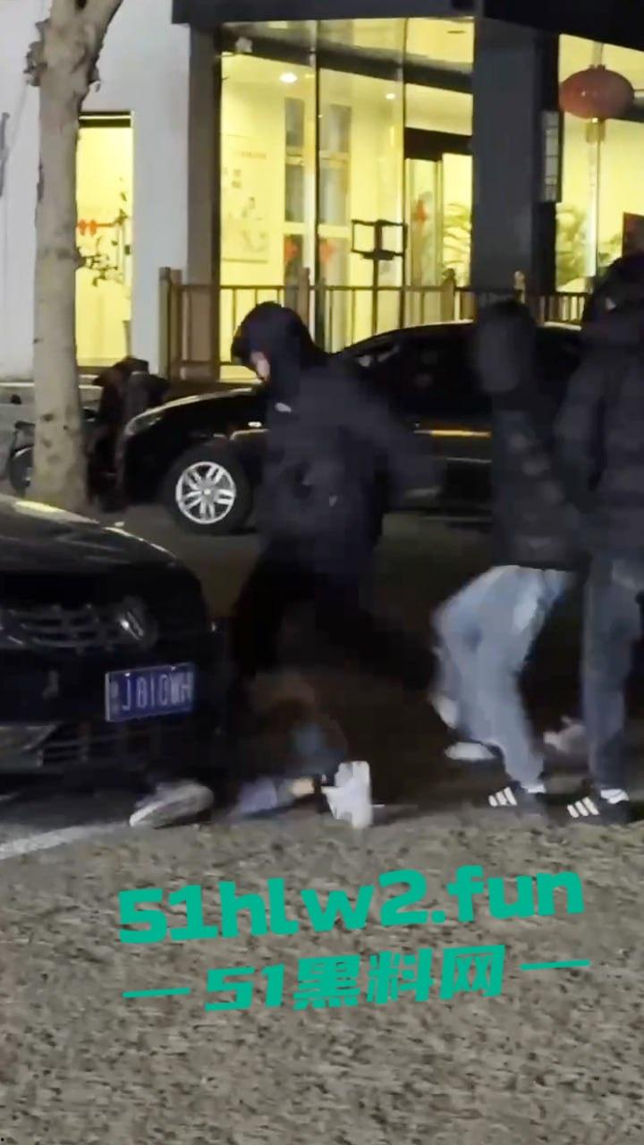 山东泰安街头斗殴一群混社会的网吧少年，在网吧门口堵学生因其女友被抢，叫人持械当街殴打。-3