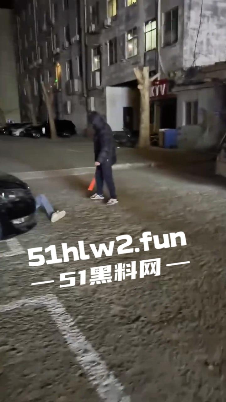 山东泰安街头斗殴一群混社会的网吧少年，在网吧门口堵学生因其女友被抢，叫人持械当街殴打。-9