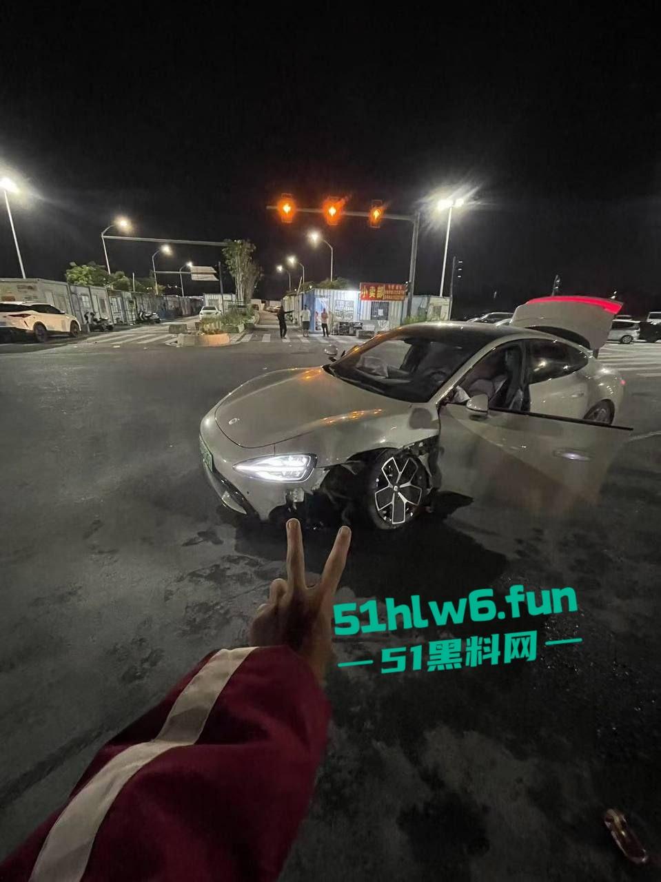 泉州小米SU7Ultra驾驶员用临时牌照，市区内狂飙150公里每小时躲闪不及将骑车人撞飞!-1