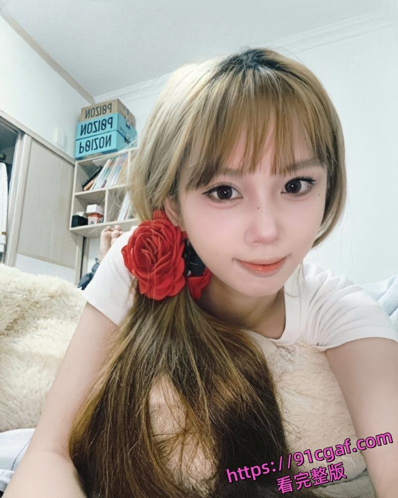 广东服装店老板娘 谢梅 给炮友拍摄自慰视频 饥渴少妇洗澡时使劲揉胸缓解性欲！-1