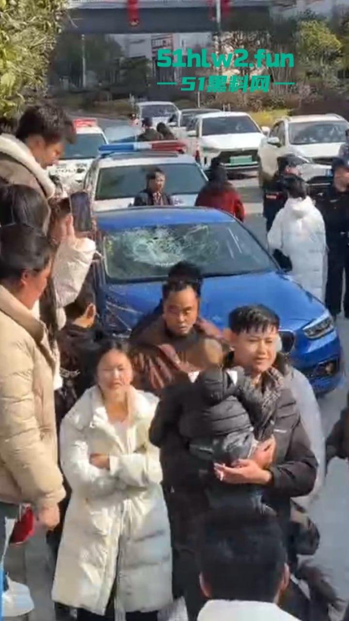 贵州紫云硬核原配当街抓小三，骑车顶猛砸车吓得狗男女龟缩车内不敢出，当街大闹惹人围观。-6