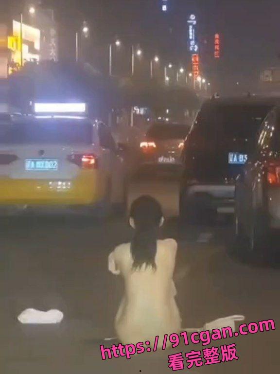 小情侣吵架妹子情绪激动，当街就开始脱衣服，情绪特别不稳定，拦都拦不住-2