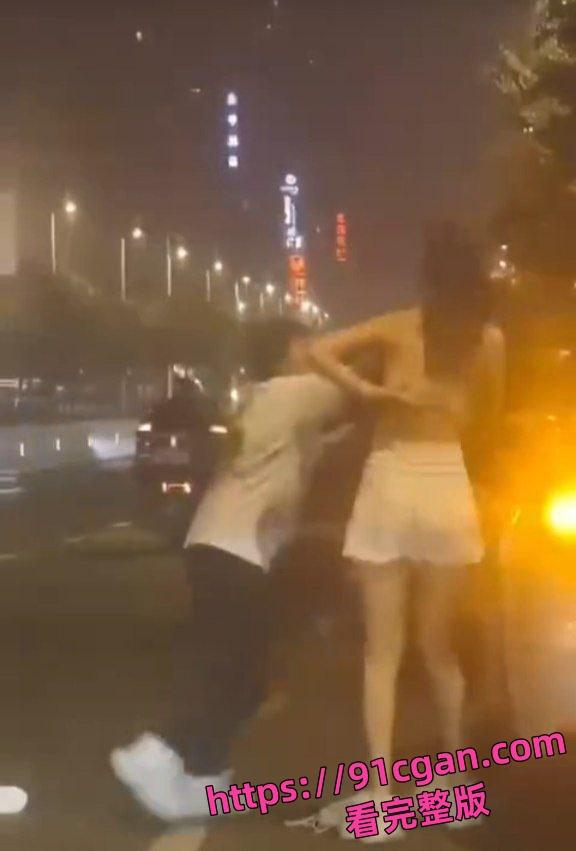 小情侣吵架妹子情绪激动，当街就开始脱衣服，情绪特别不稳定，拦都拦不住-4