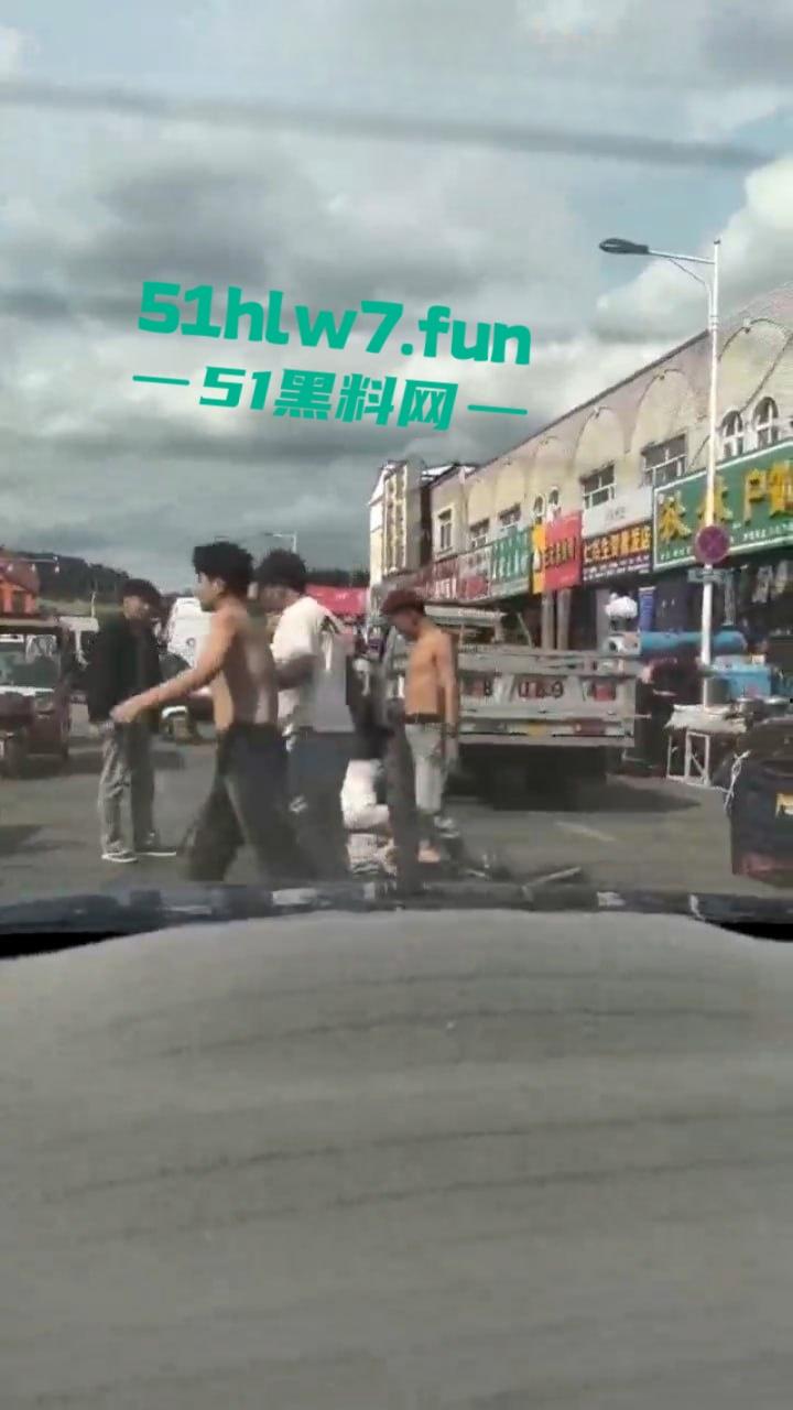 情侣街头误惹地痞流氓惨遭群殴，女友拼命拉架奈何小伙还是被砍数刀大街上躺板板。-3