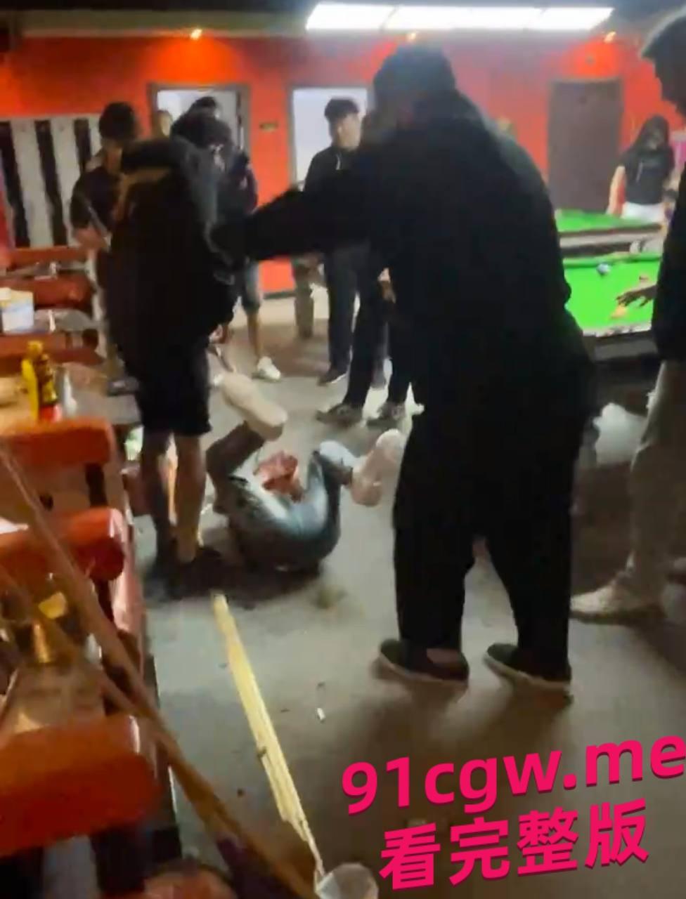东北某台球室精神小伙拿刀砍人-2