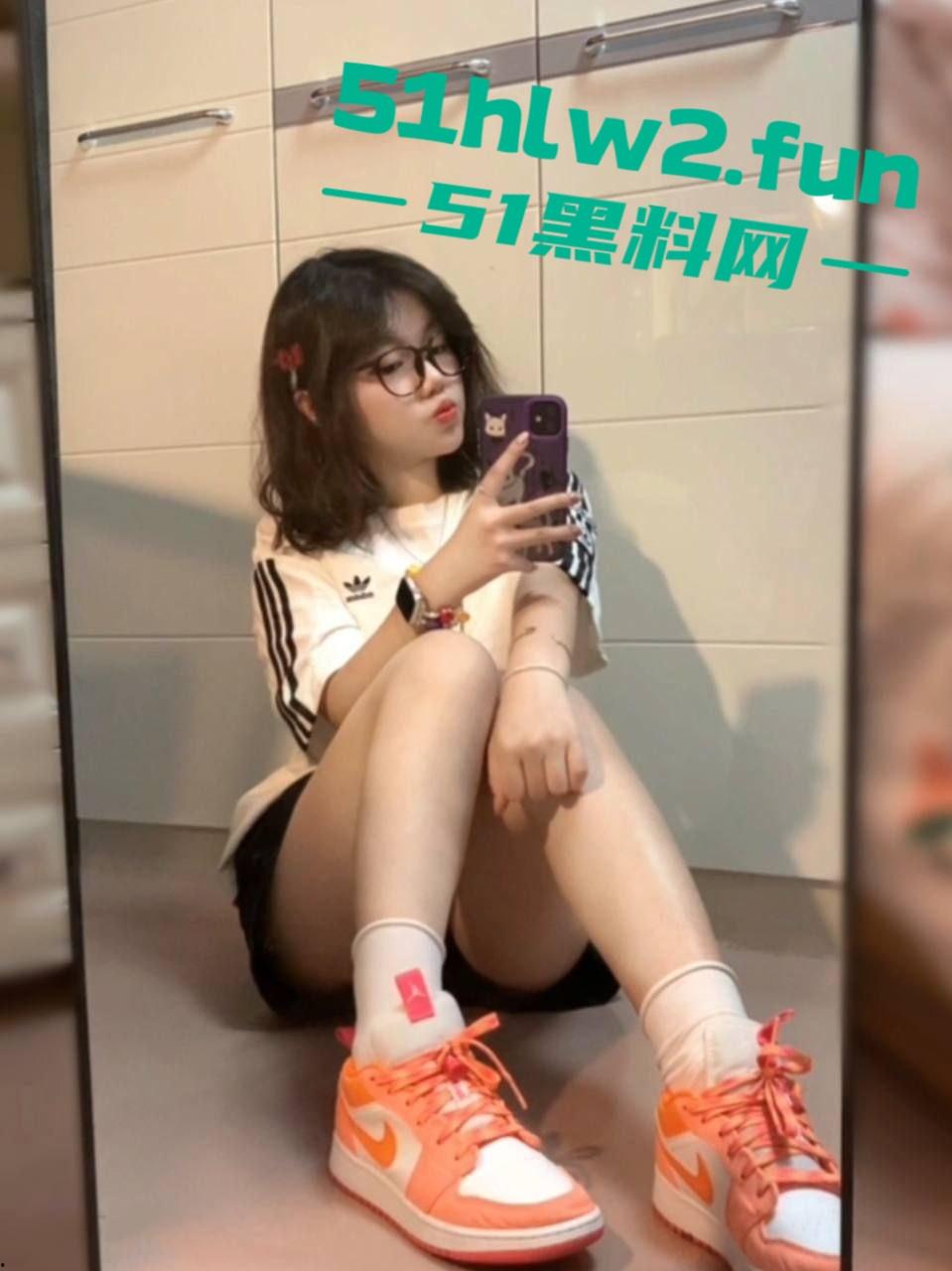 太原大学【张念一】这骚货，清纯脸蛋下藏着个欲女，手指在嫩逼里进进出出，手指插得自己直哆嗦！-10