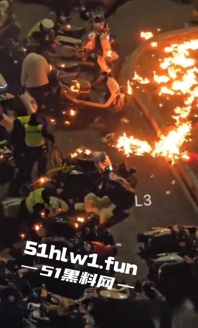 河南信阳万达广场惊现跨年爆燃，自带氢气球放飞碰上烟花直接炸，官方通报多人轻微灼伤，真是作得离谱！-2