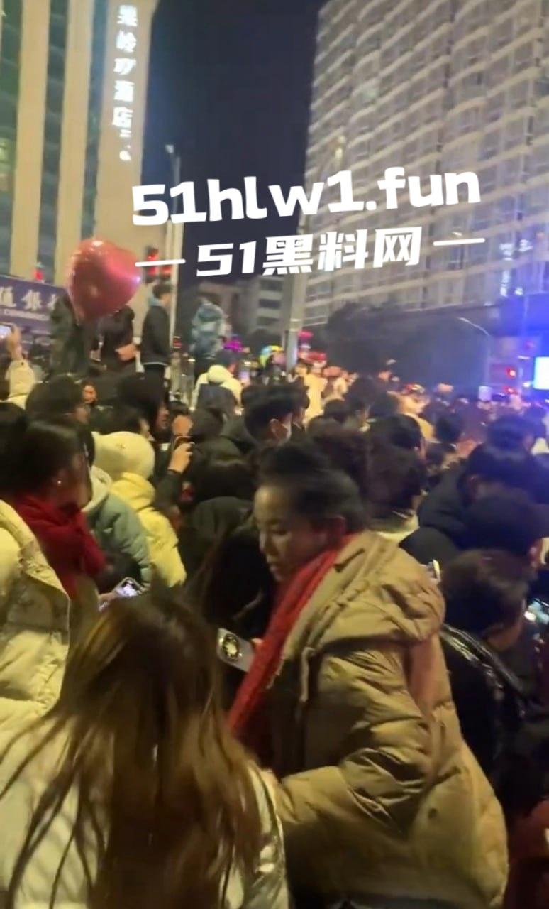 河南信阳万达广场惊现跨年爆燃，自带氢气球放飞碰上烟花直接炸，官方通报多人轻微灼伤，真是作得离谱！-3