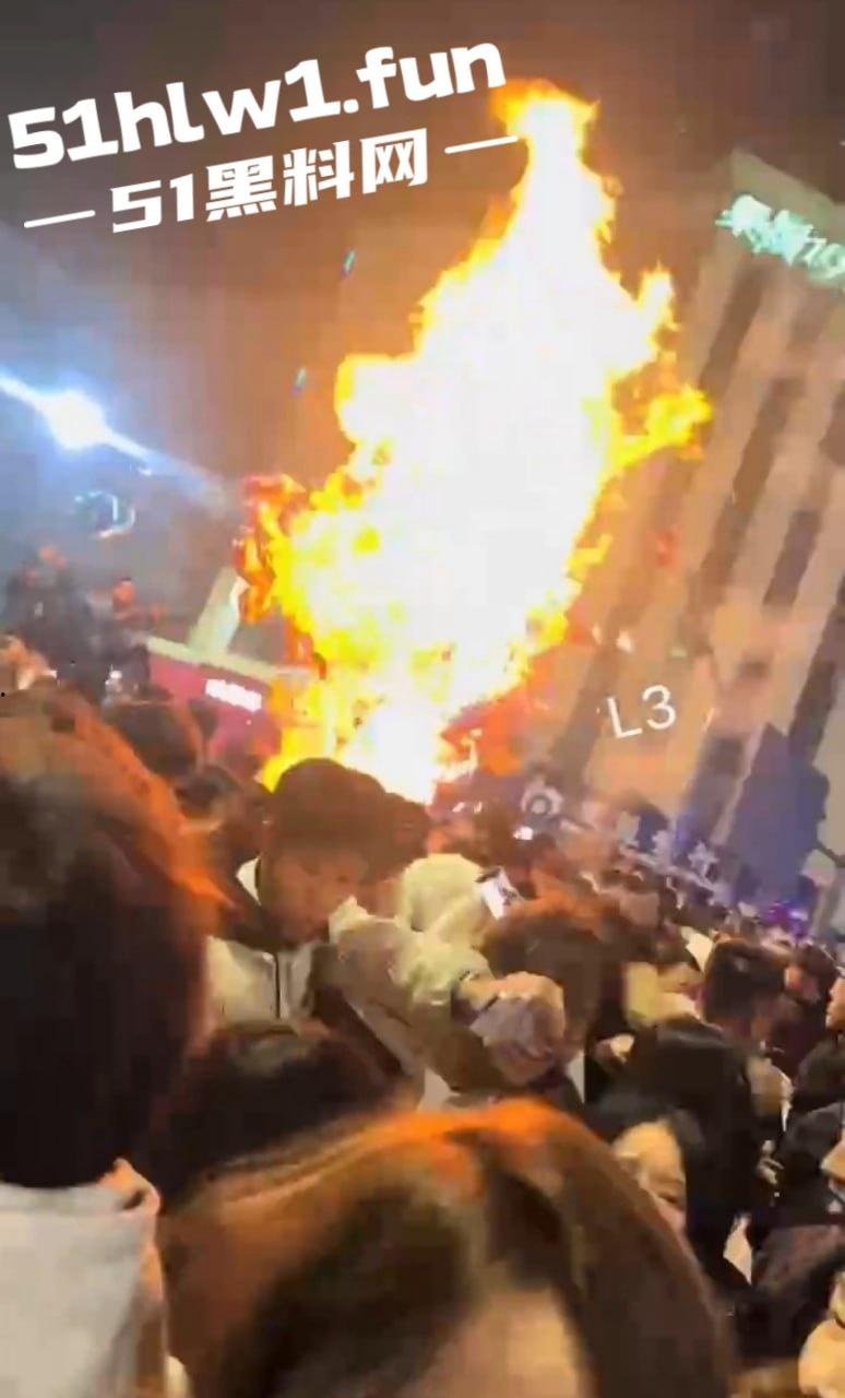 河南信阳万达广场惊现跨年爆燃，自带氢气球放飞碰上烟花直接炸，官方通报多人轻微灼伤，真是作得离谱！-5