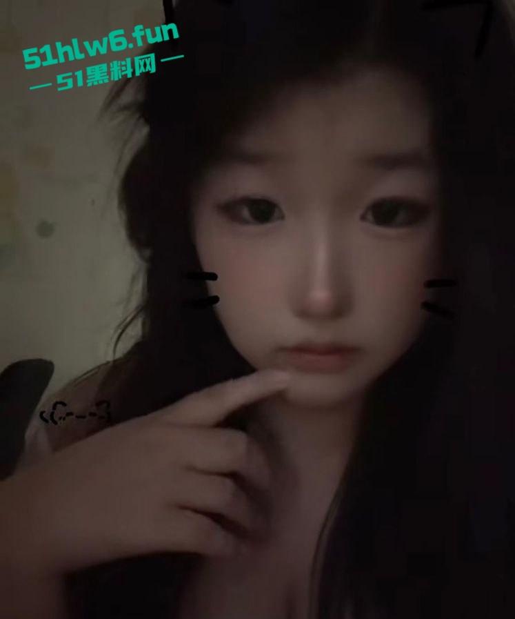 童颜巨乳遭人恨，河南商丘职业技术学院【刘鑫雨】私下自慰被室友发现曝光。-5